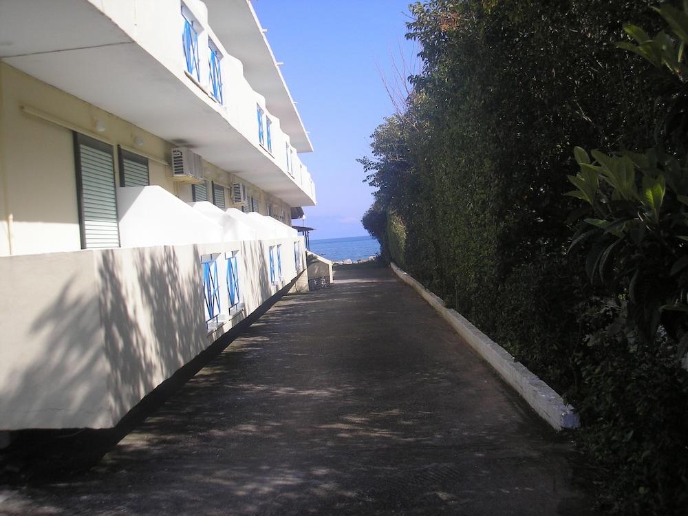 Francisco Beach Hotel Agios Andreas  エクステリア 写真