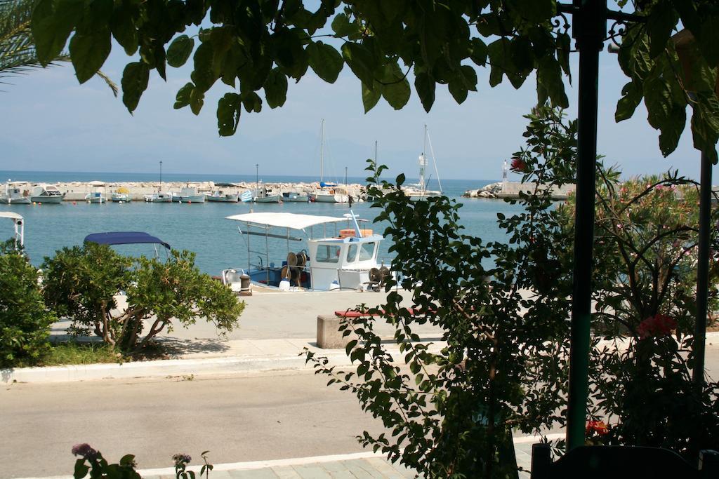Francisco Beach Hotel Agios Andreas  エクステリア 写真